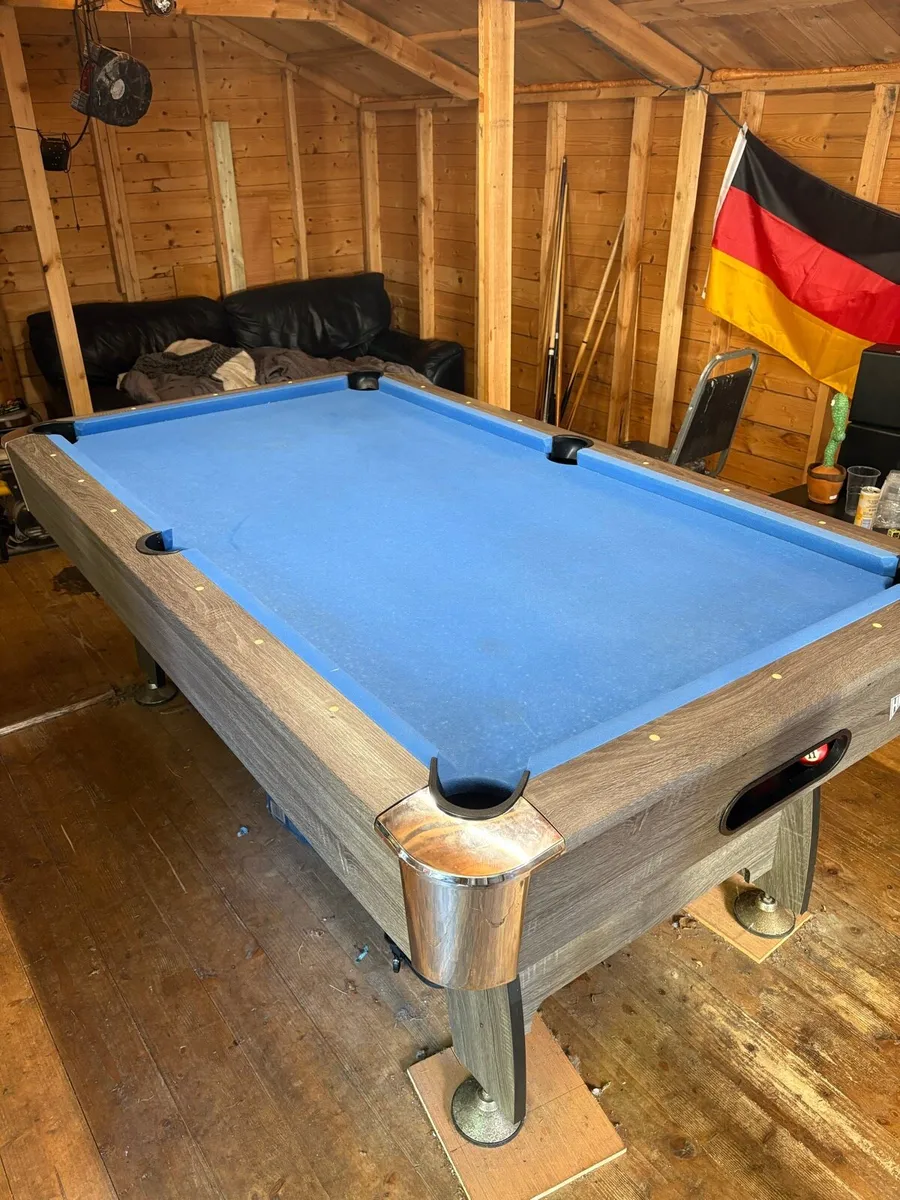 Pool table - Image 1
