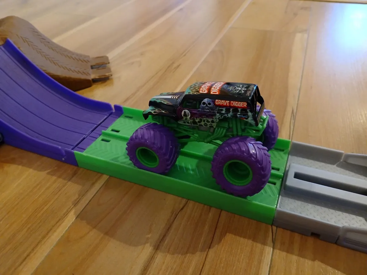Monster Jam Grim Takedown Playset - Image 3
