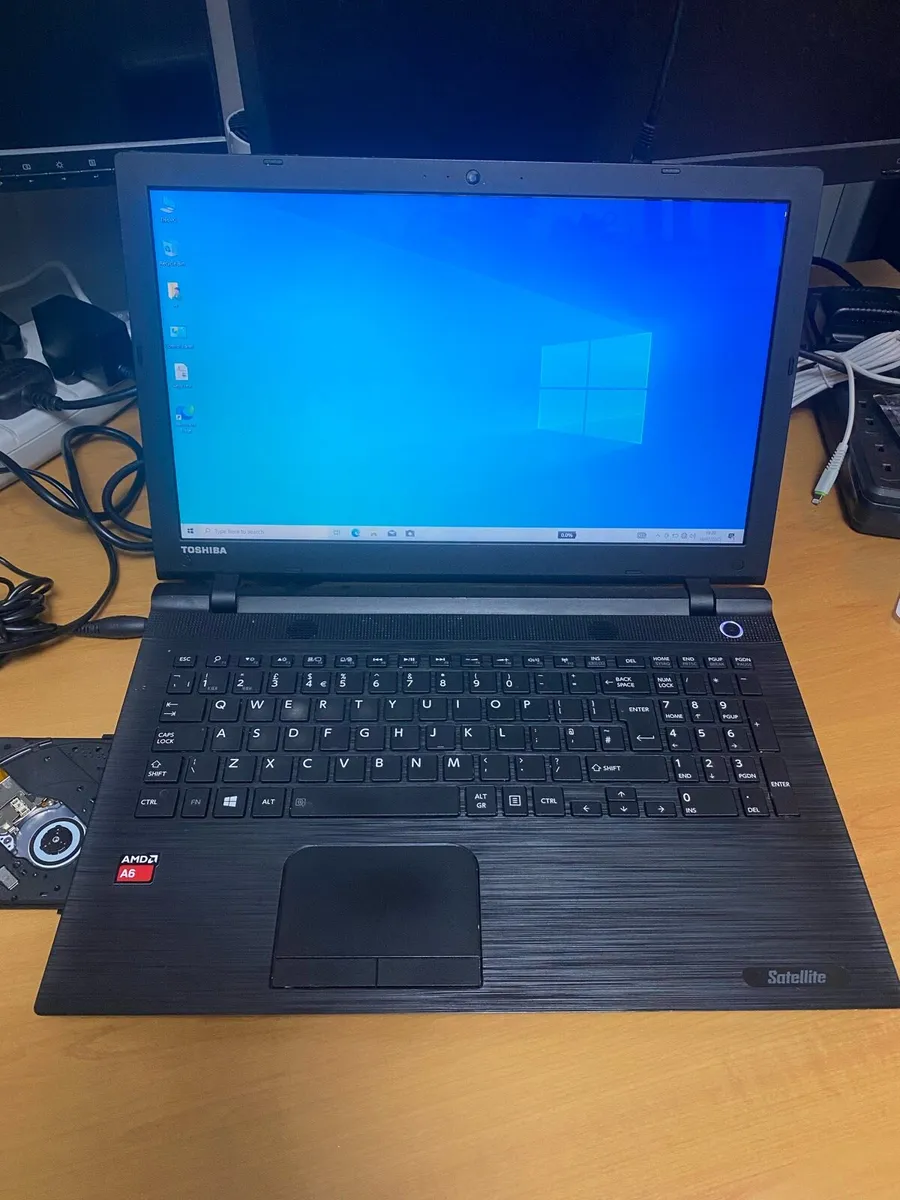 Toshiba laptop 15.6 inch screen windows 10 - Image 1