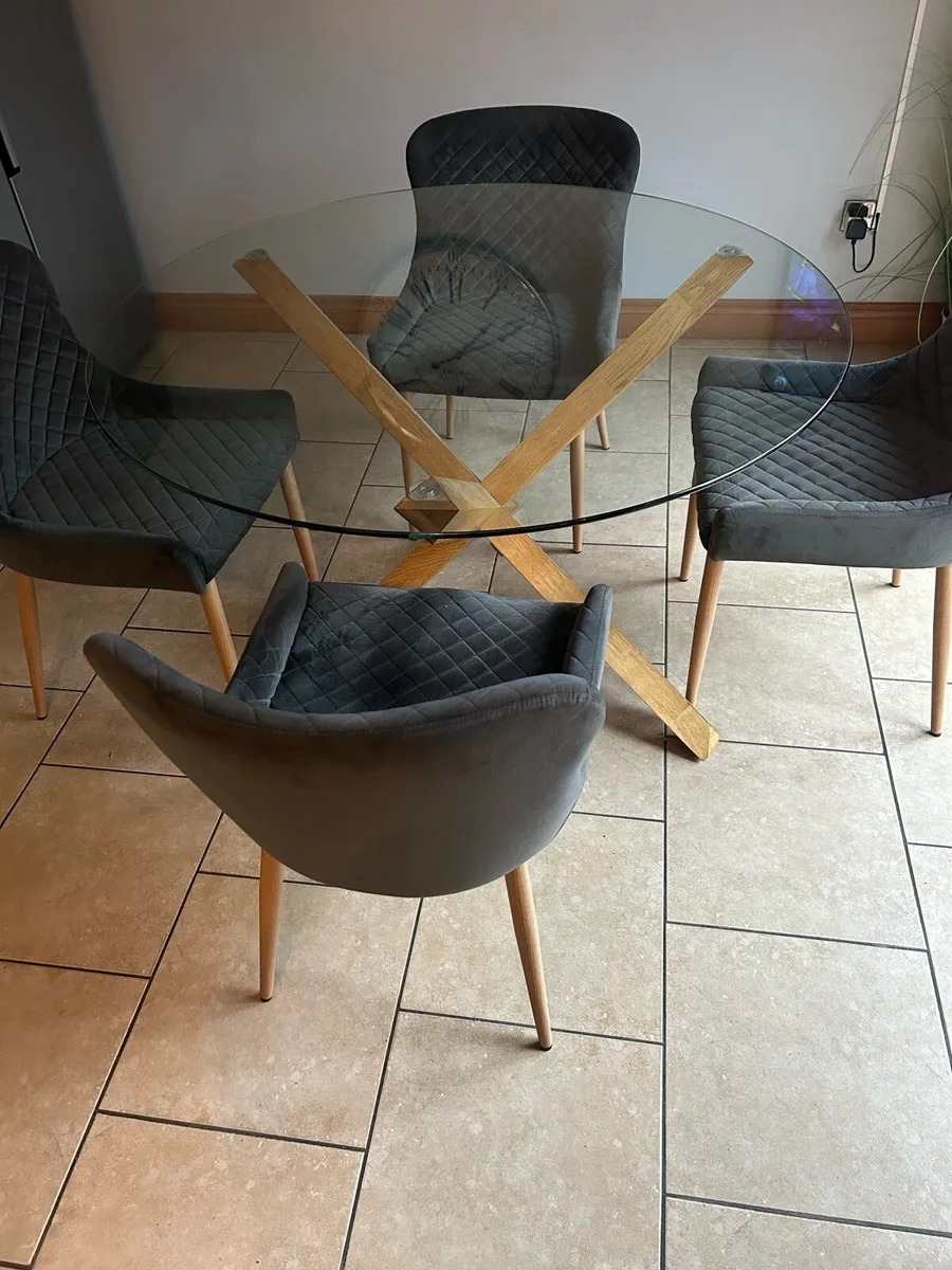 Table and chairs - Image 1