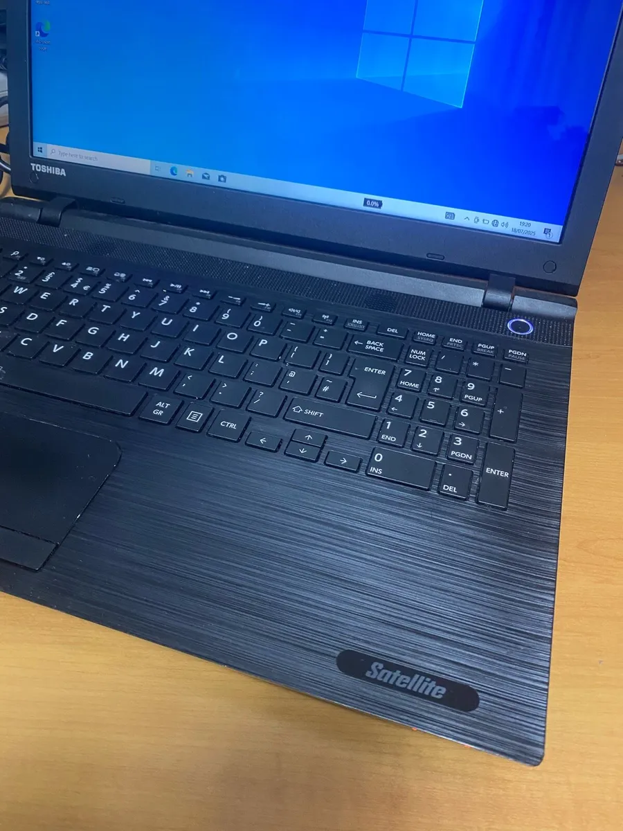 Toshiba laptop 15.6 inch screen windows 10 - Image 2