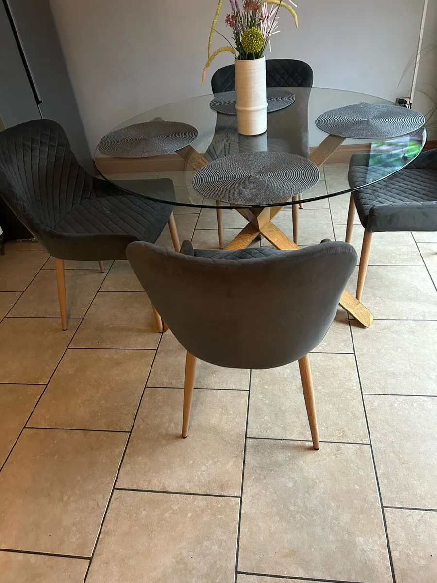 Table and chairs - Image 2