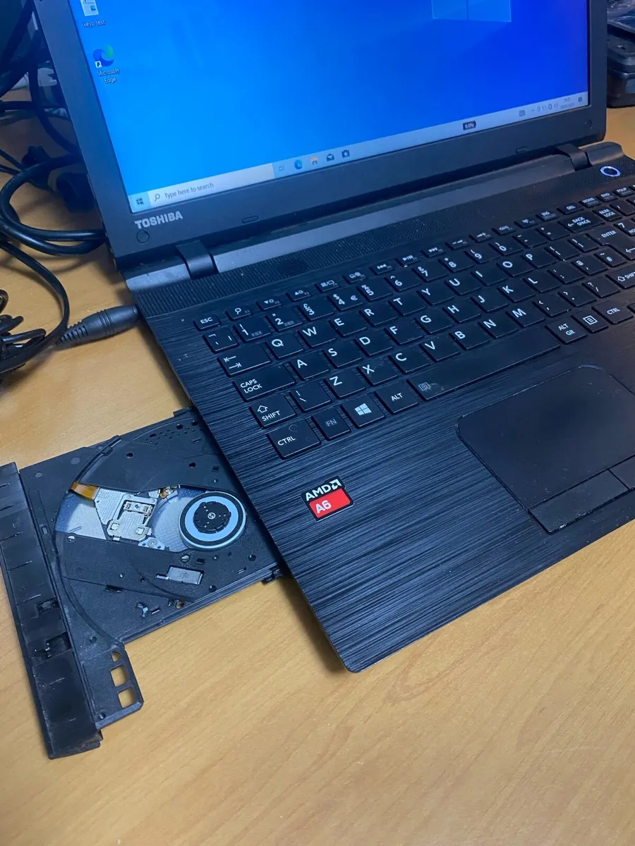 Toshiba laptop 15.6 inch screen windows 10 - Image 3