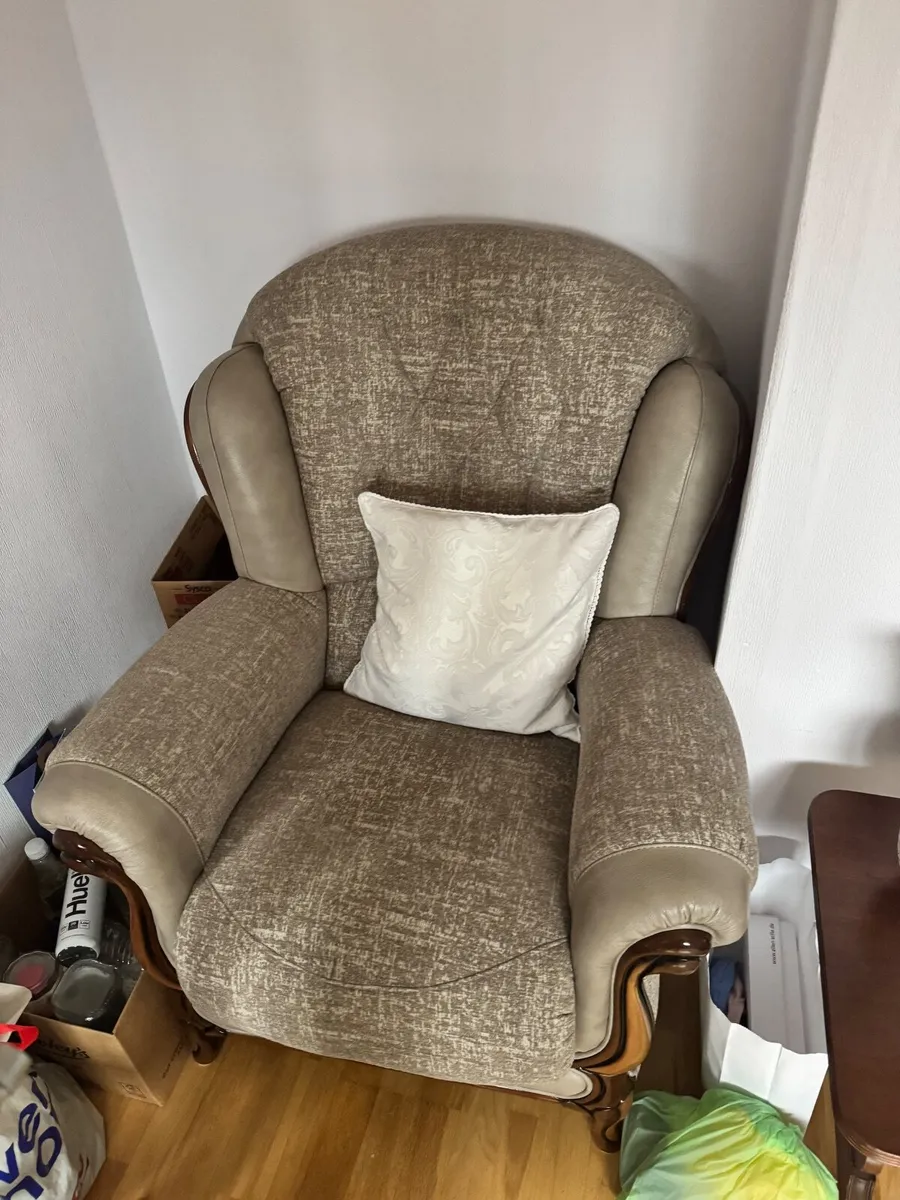 Sofa and two armchairs - Image 2