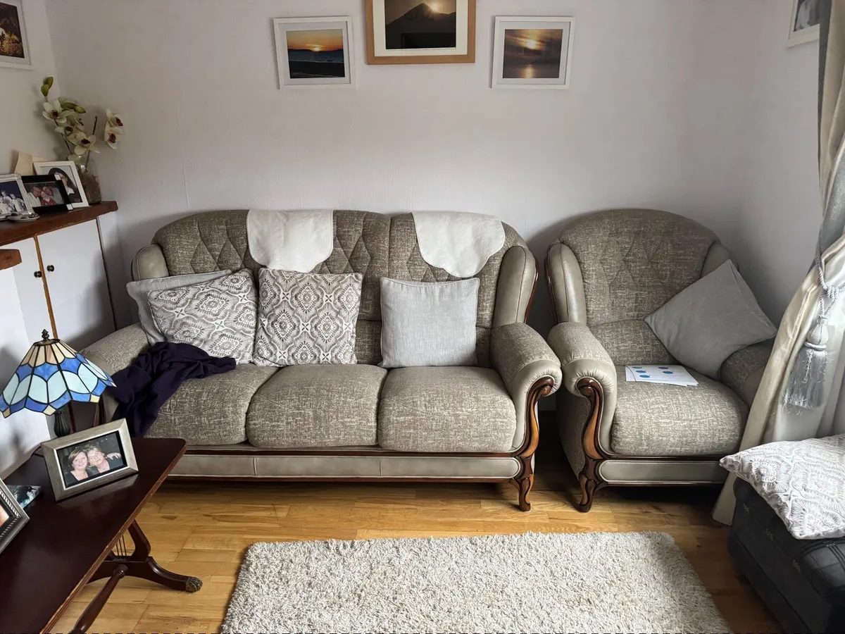 Sofa and two armchairs - Image 3