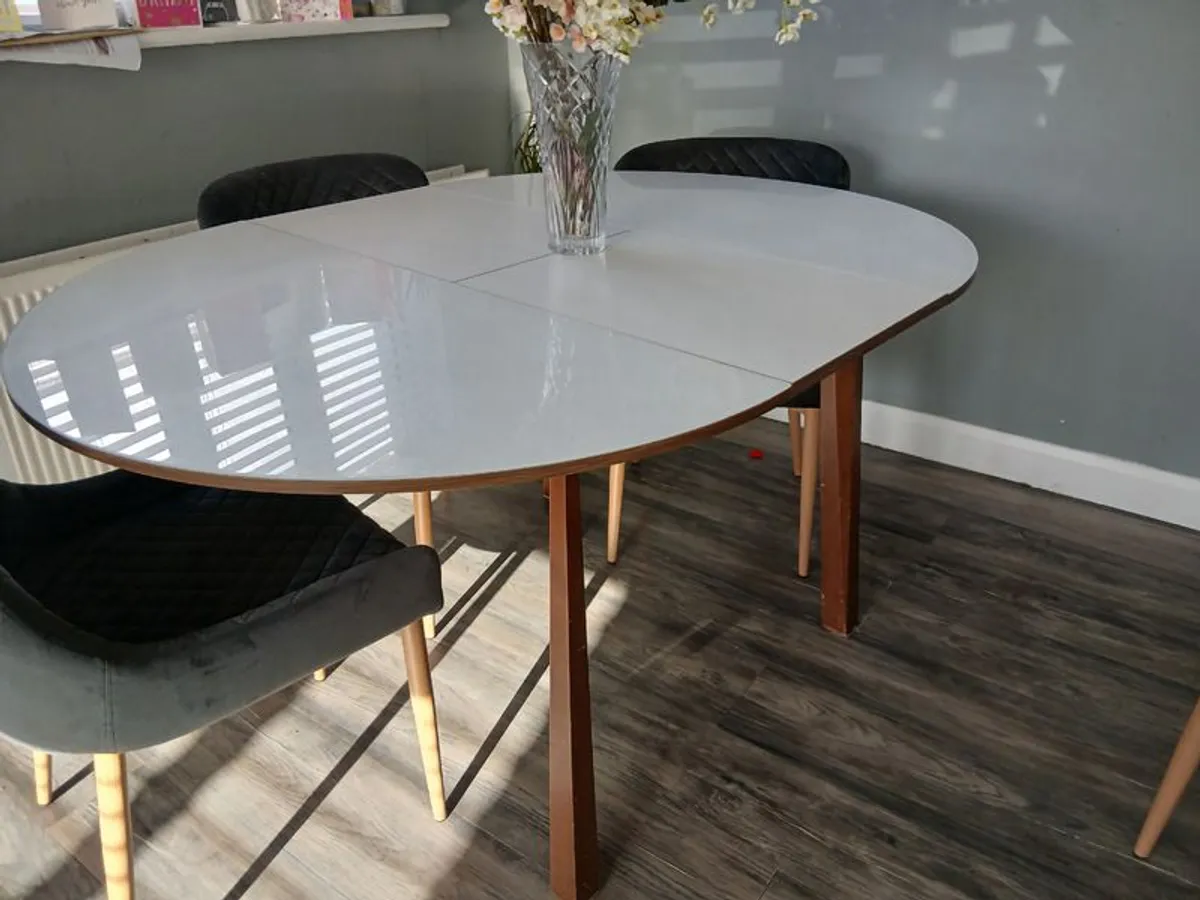 Dinning table - Image 1