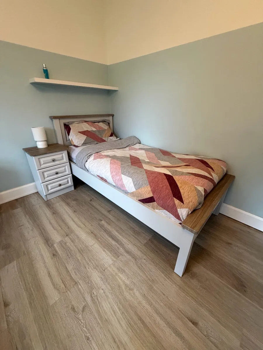 2 Single beds and 2 Lockers - Image 1