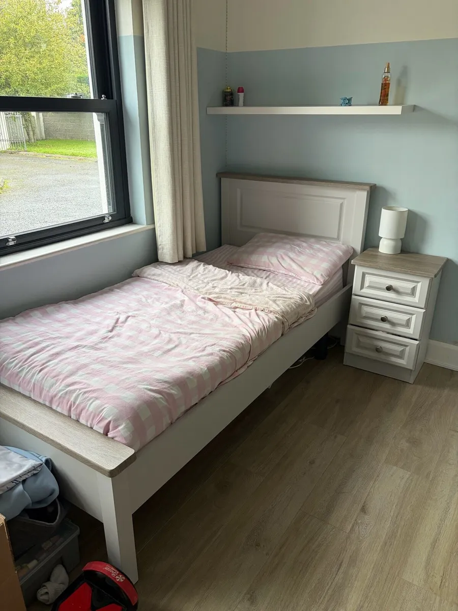2 Single beds and 2 Lockers - Image 2