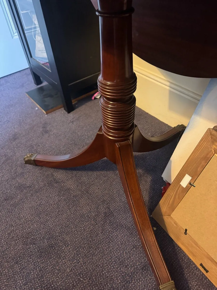 Table and chairs - Image 4