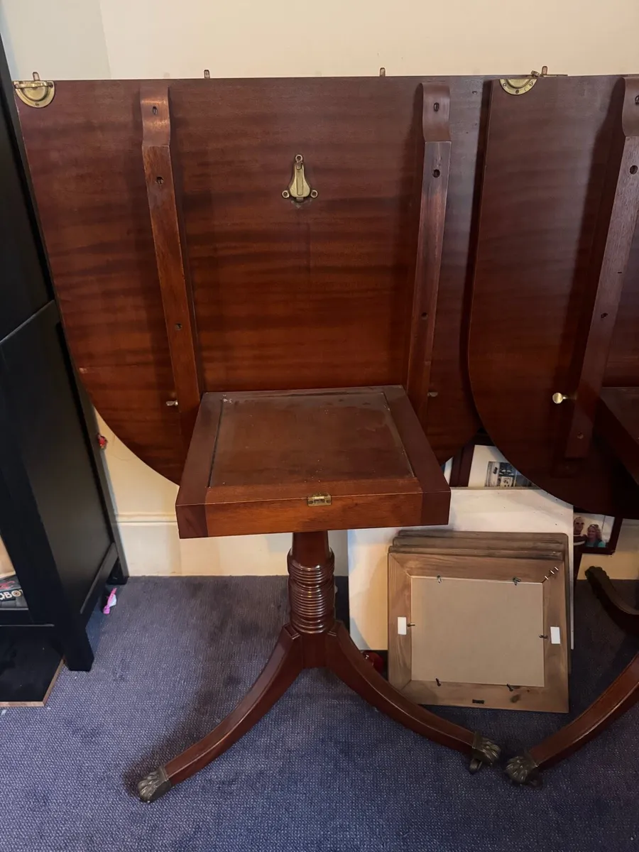Table and chairs - Image 1