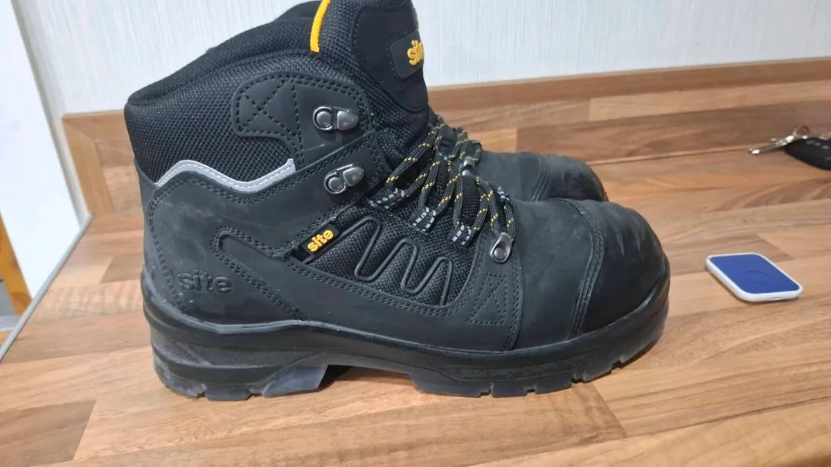 Boots - Image 1