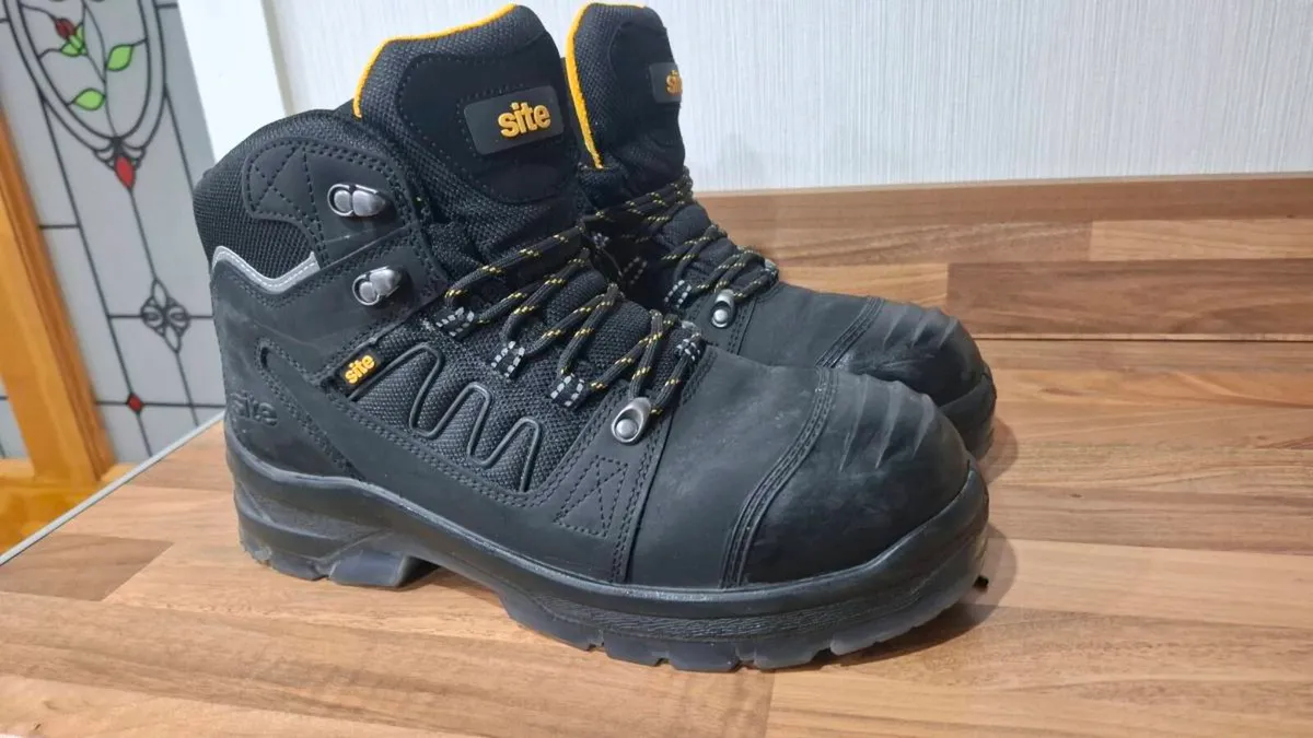 Boots - Image 2