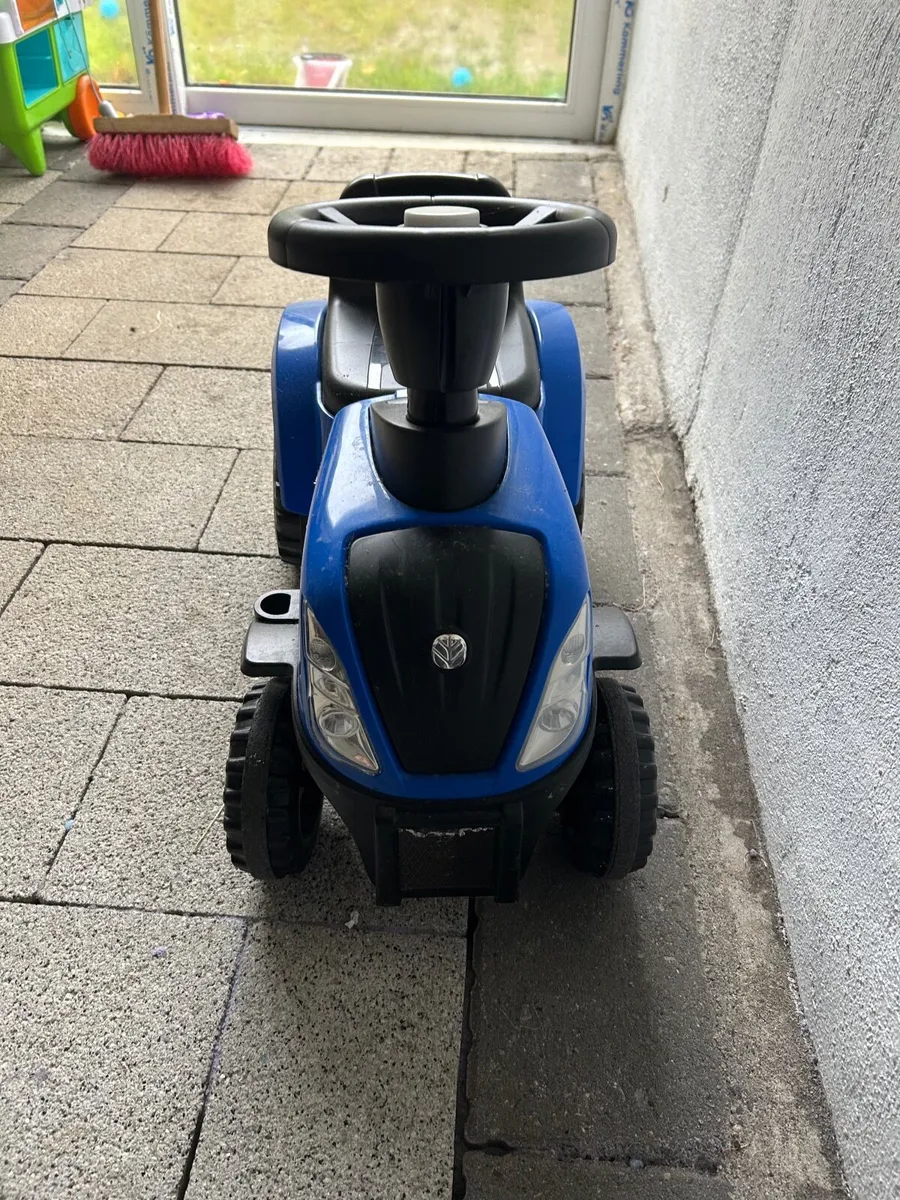 Selection of kids ride-on cars - Image 1