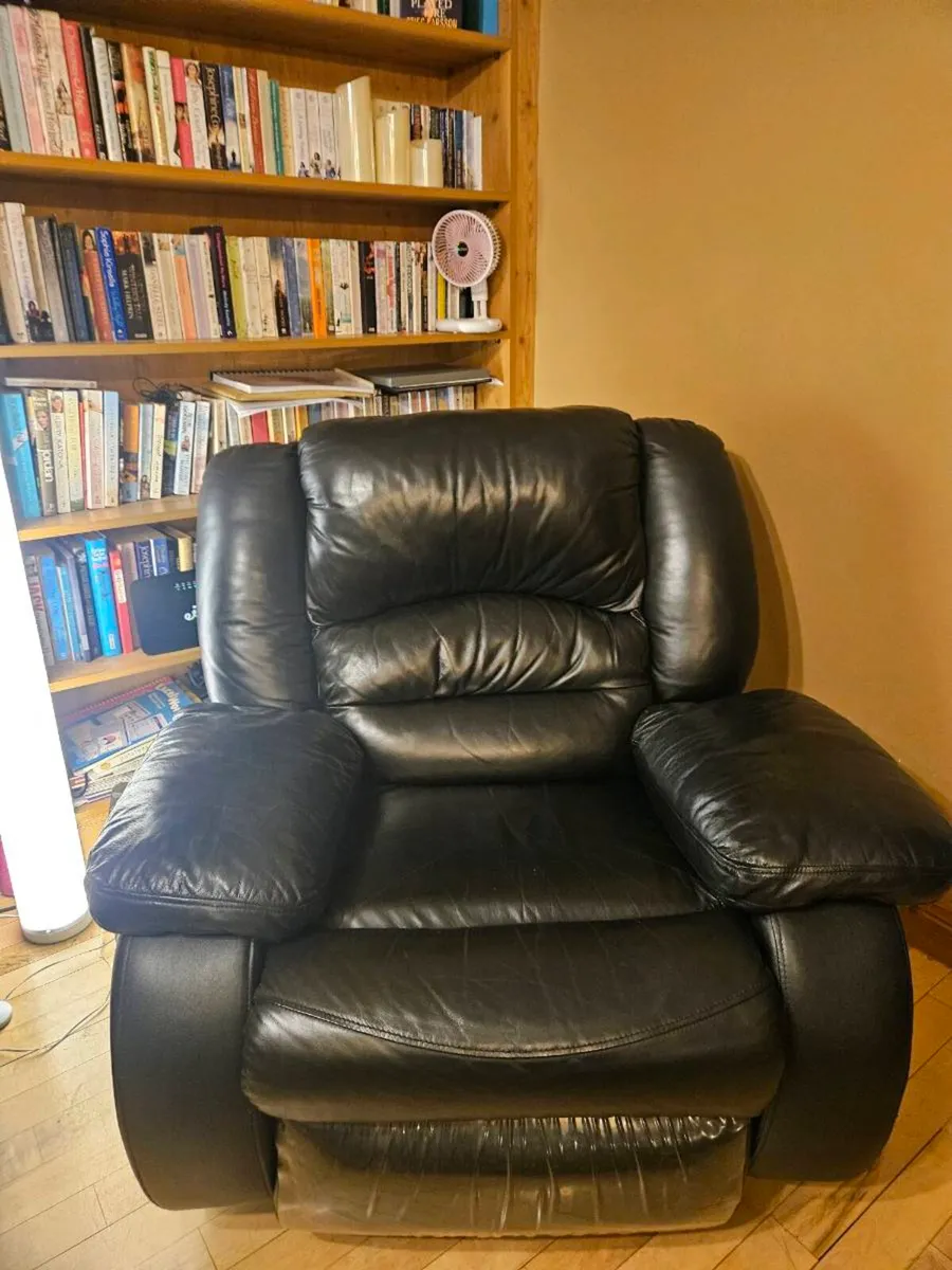Suite of furniture - Image 1