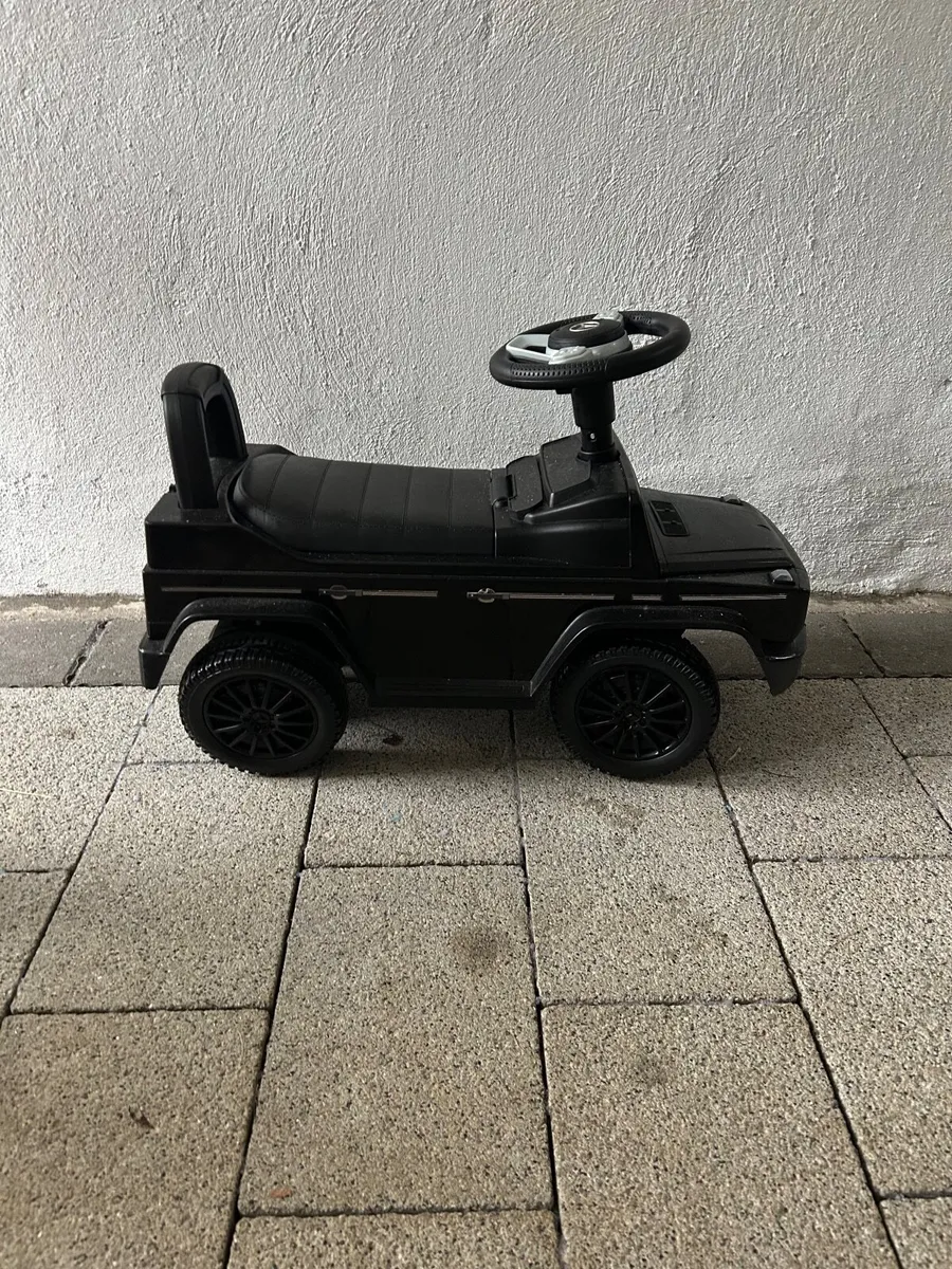 Selection of kids ride-on cars - Image 3