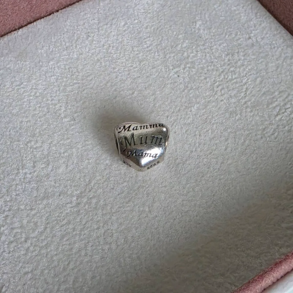 Pandora "Mom" heart charm - Image 1