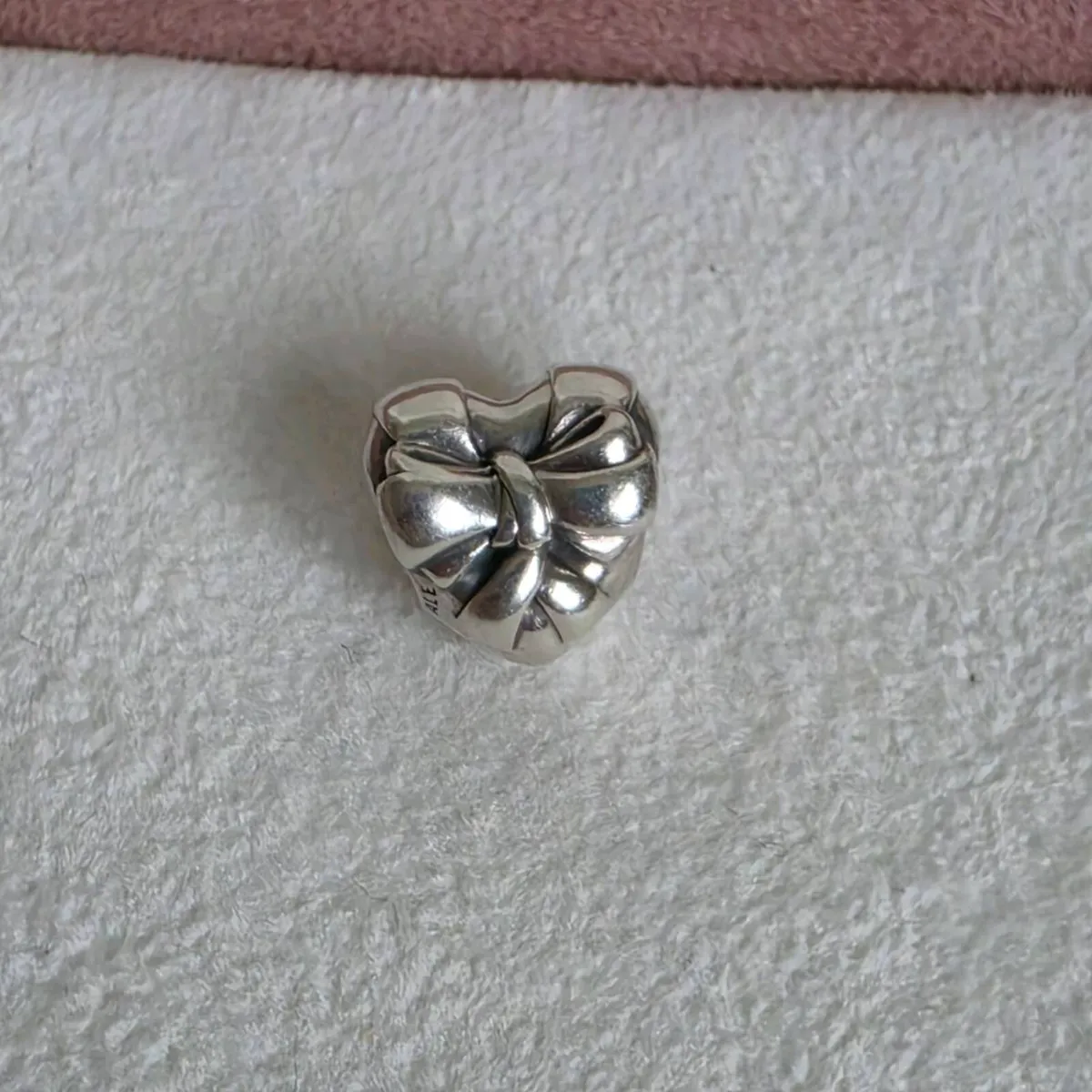 Pandora heart, bow charm. - Image 1