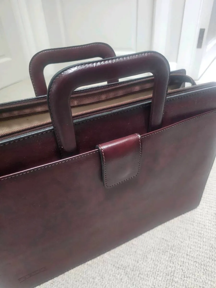 Leather briefcase - Image 1