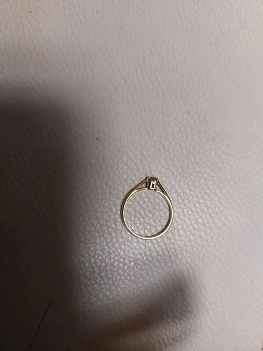 9ct Gold Diamond Solitaire - Image 4