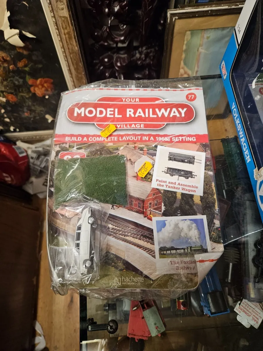 Hornby Atlas OO Gauge Car and Scatter