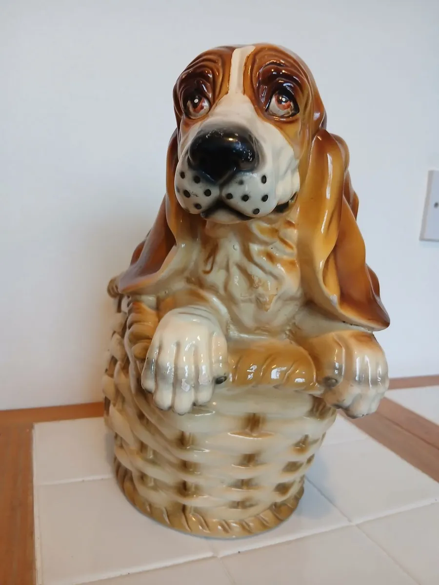 Beautiful Pair of Vintage Ceramic Basset Hounds. - Image 4