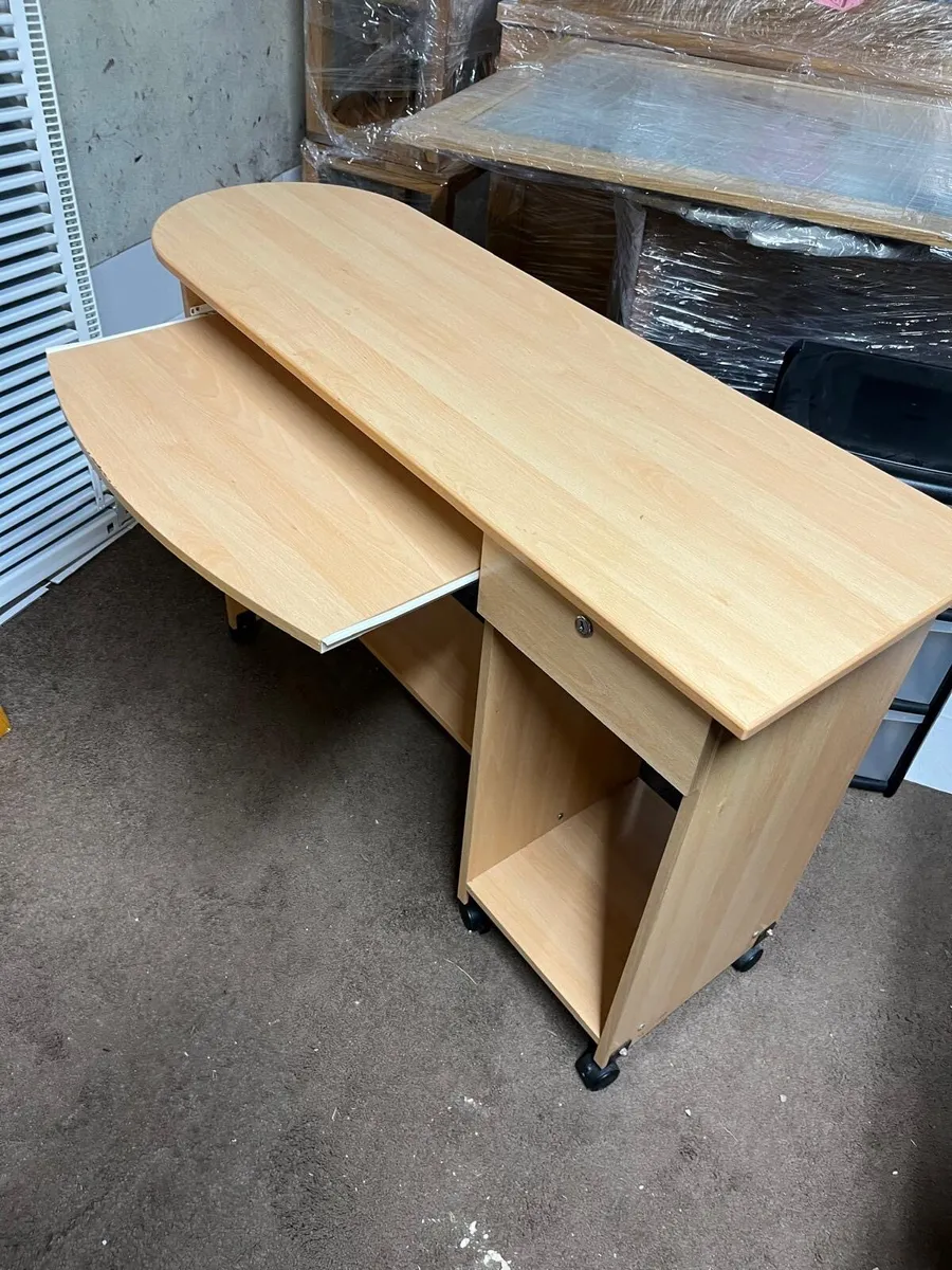 Computer desk - Image 1