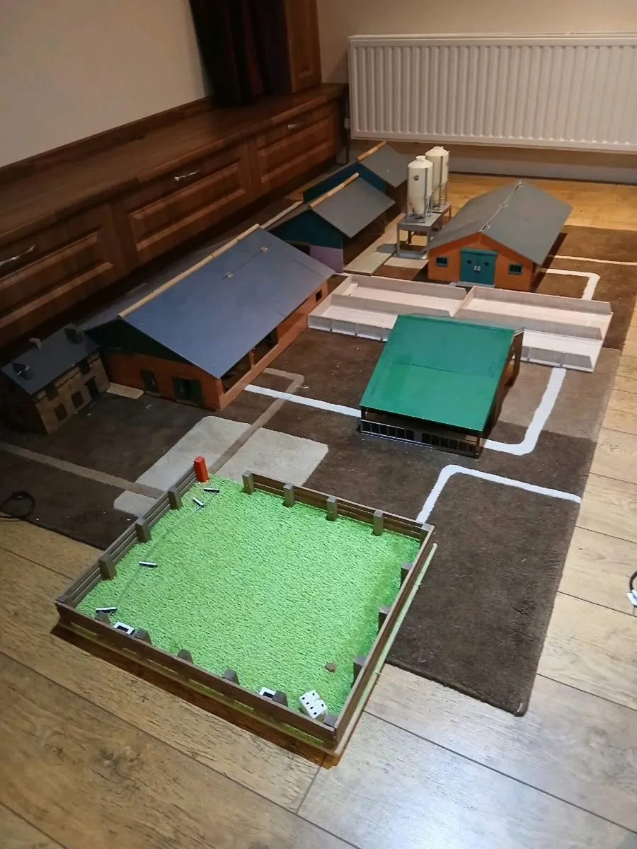 Toy farm sheds - Image 1