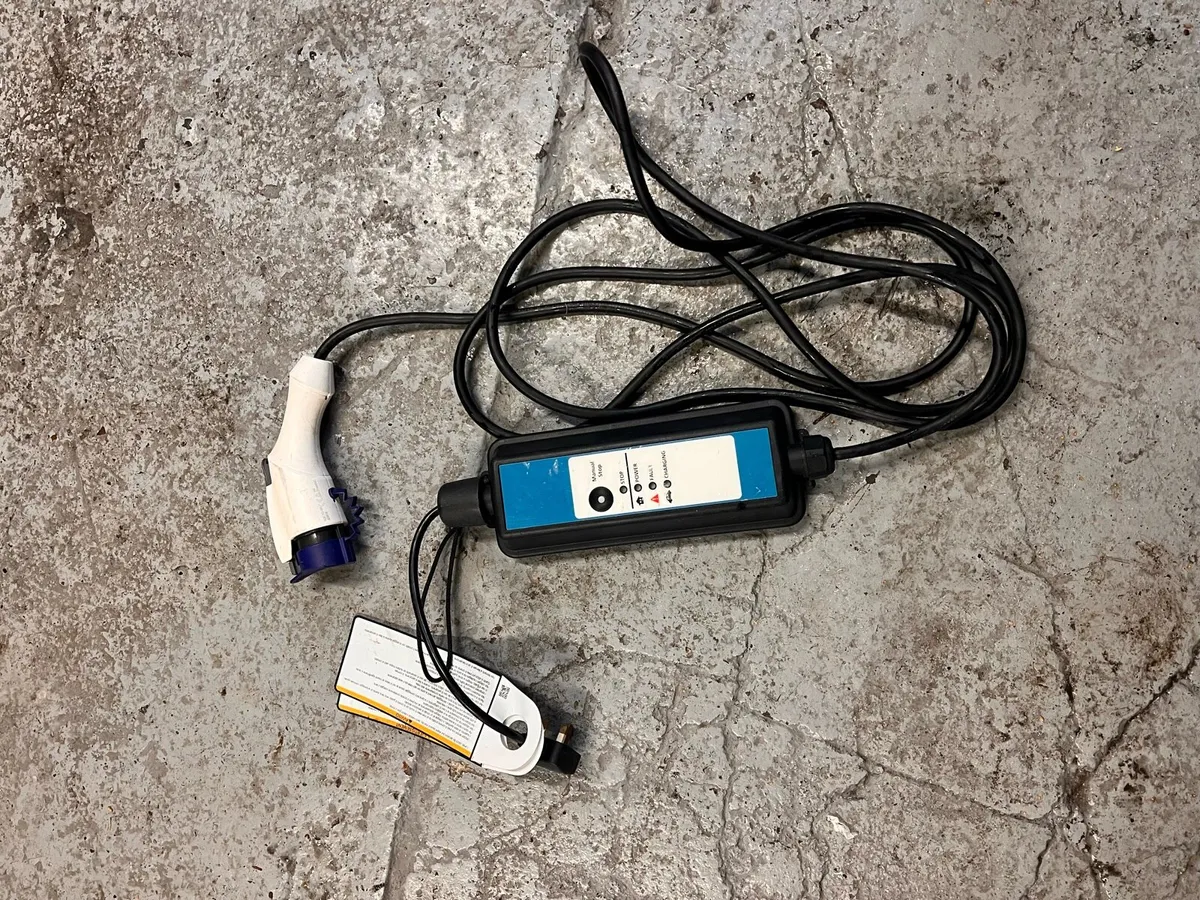 Yazaki portable car charger - Image 1