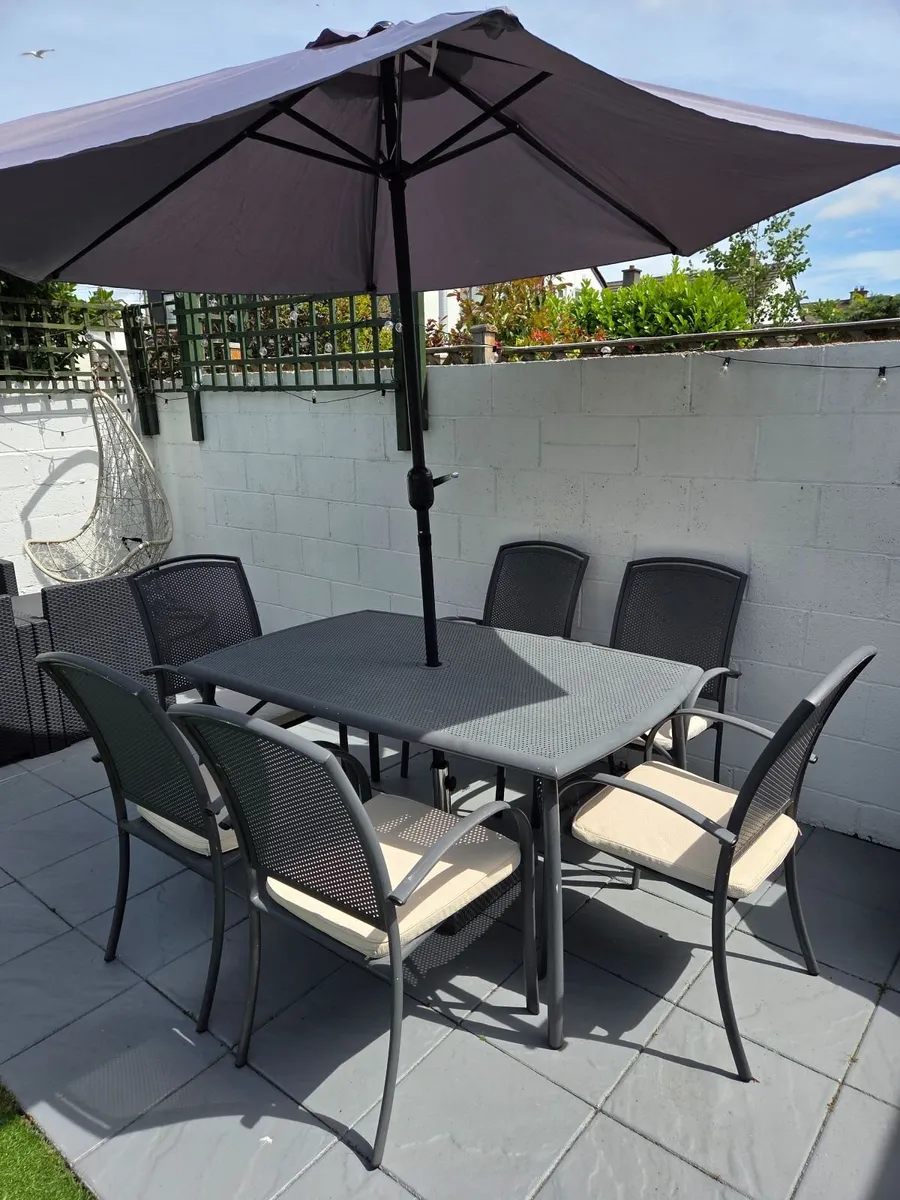 Garden table - Image 1