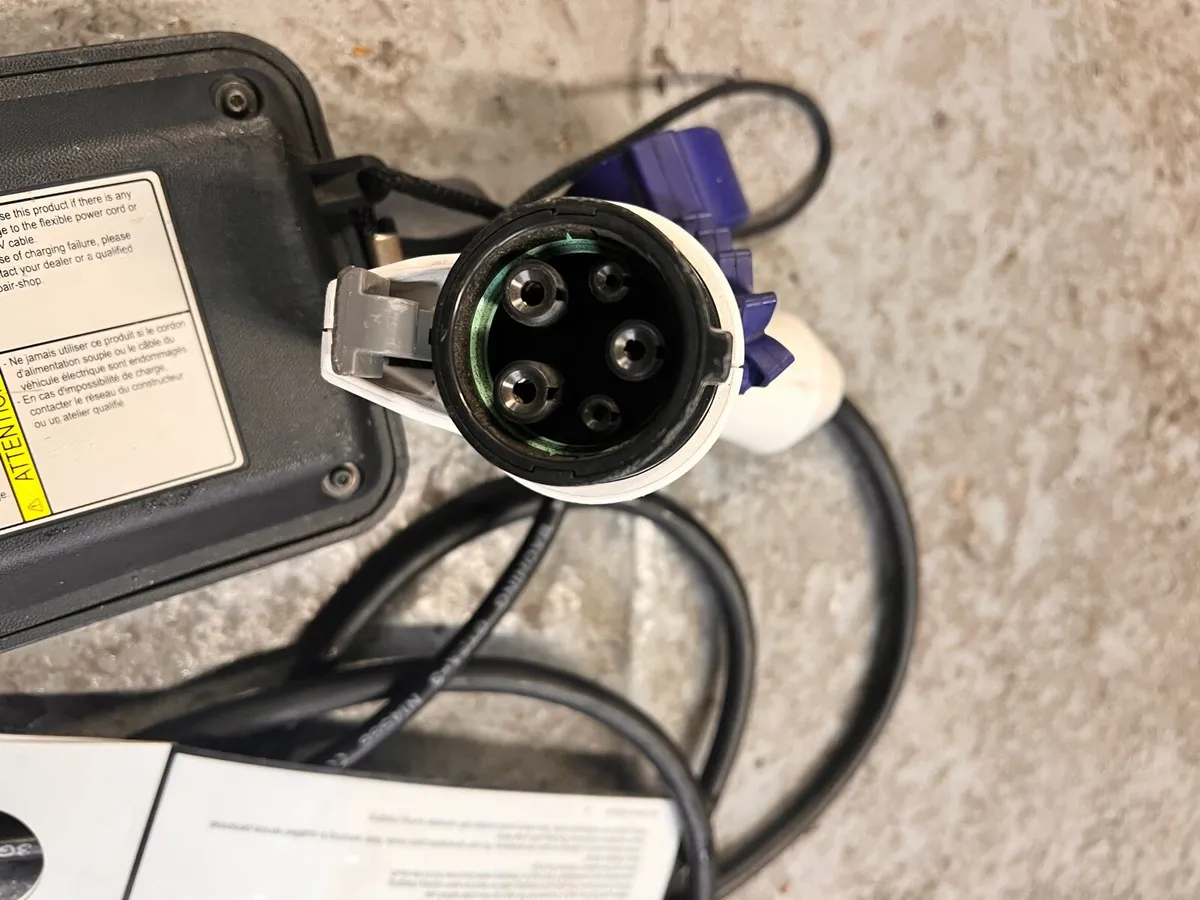 Yazaki portable car charger - Image 4