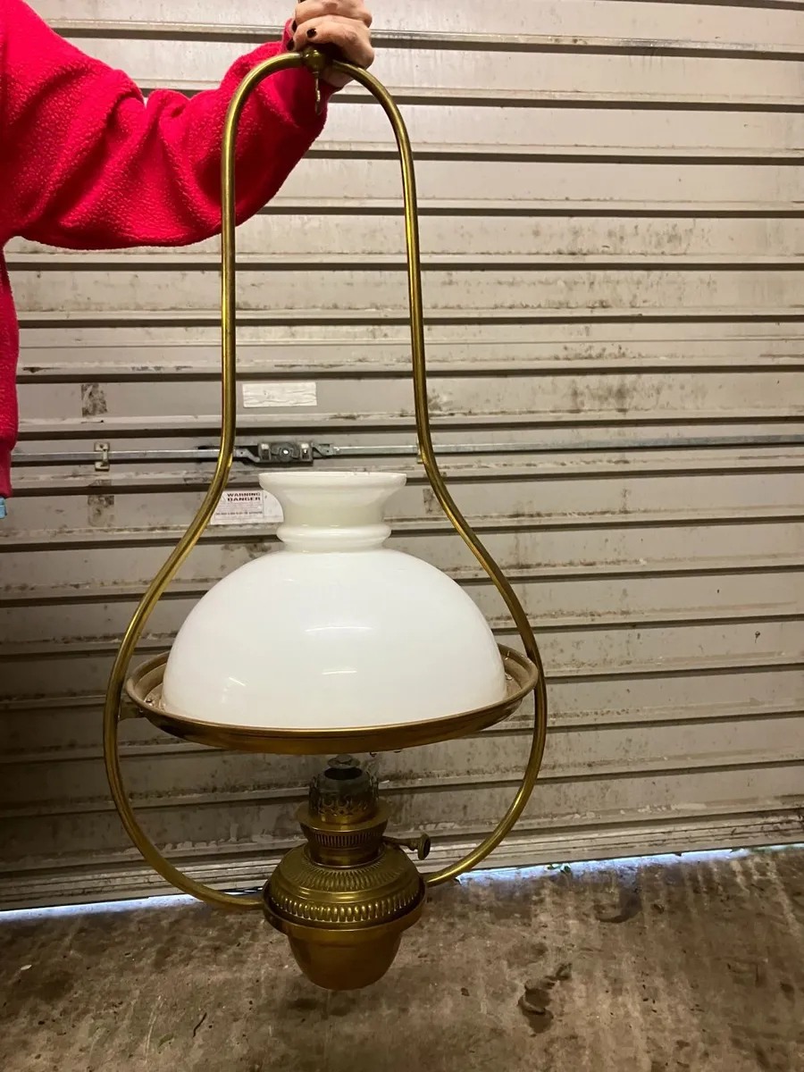 Large brass hanging oil lamp - complete - Image 1