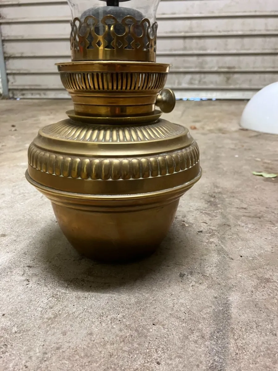 Large brass hanging oil lamp - complete - Image 2