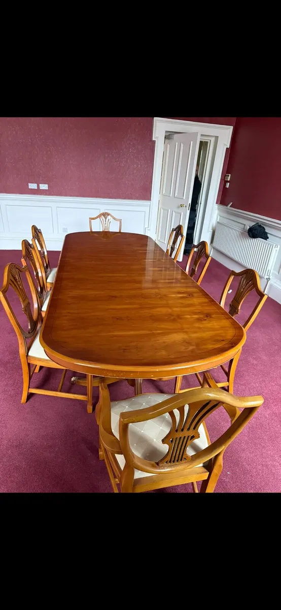 Table with 8 chairs and 2 carvers - Image 1