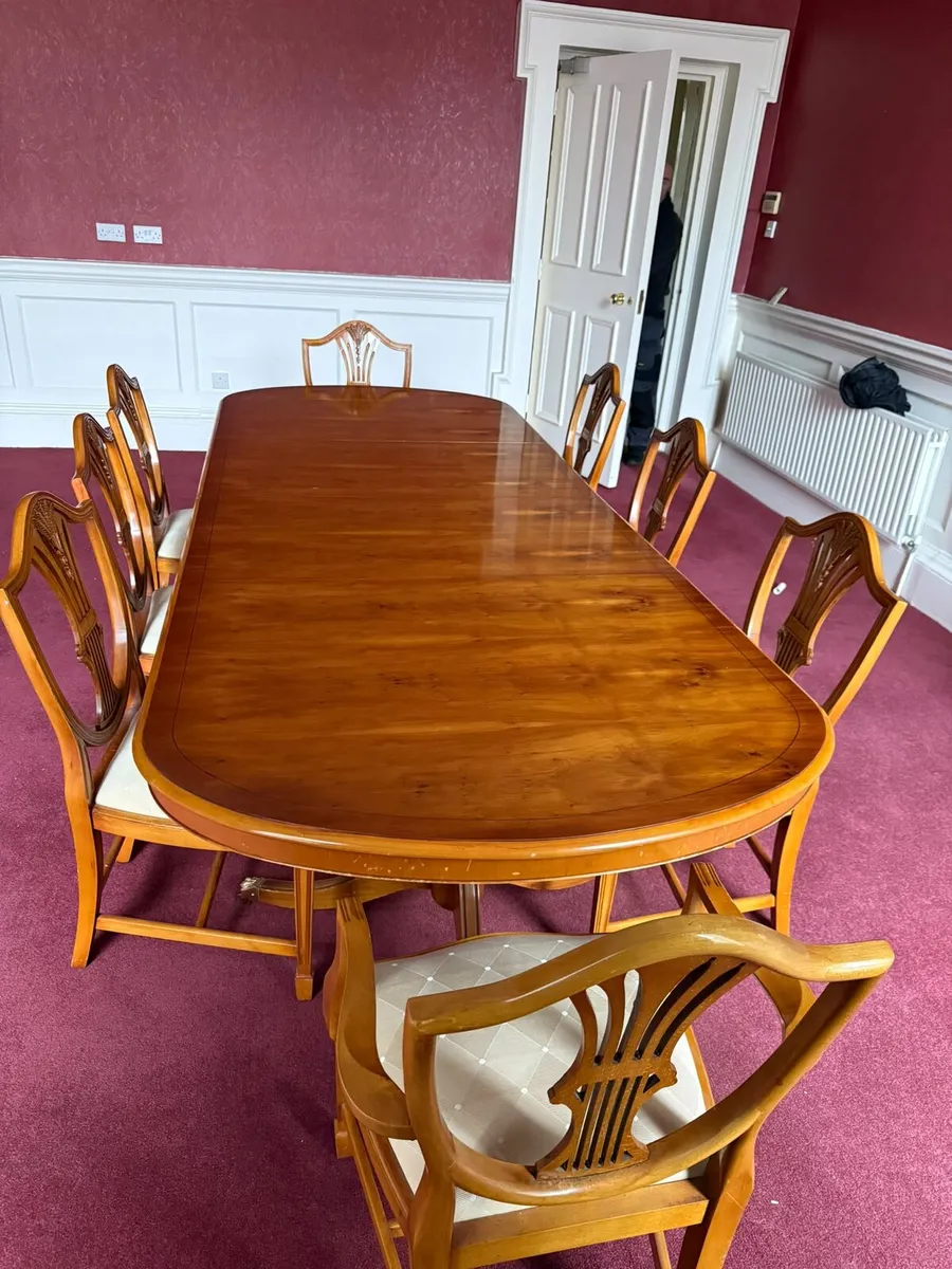 Table with 8 chairs and 2 carvers - Image 2