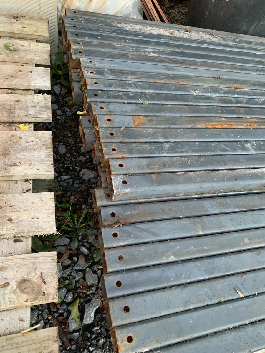 Inch and a half by inch and a half box - Image 3