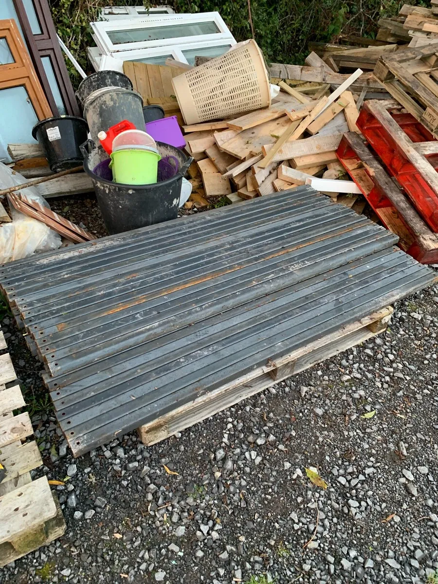 Inch and a half by inch and a half box - Image 1