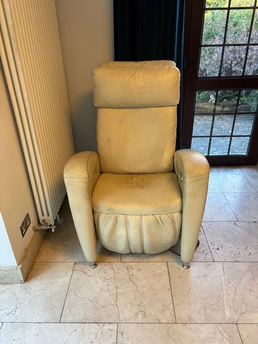 Cream Leather Motorised Electric Massage / Recliner Chaise - Image 4