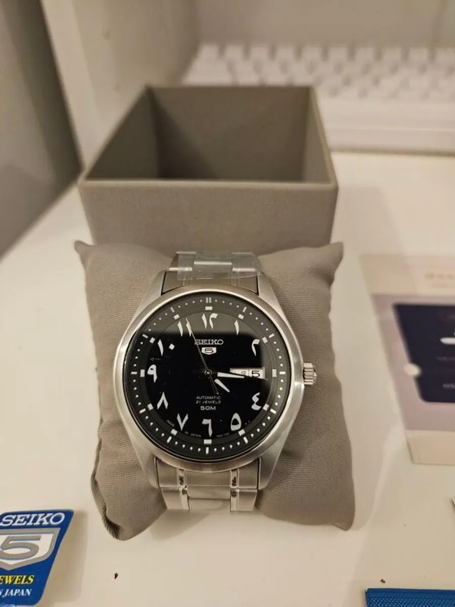 Seiko 5 arabic dial in jet black perfect condition never worn - Image 3