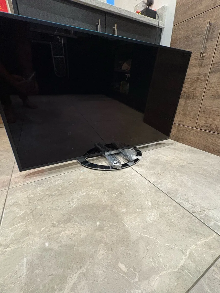 SONY Bravia 46 Inch TV with Chrome stand - Image 3
