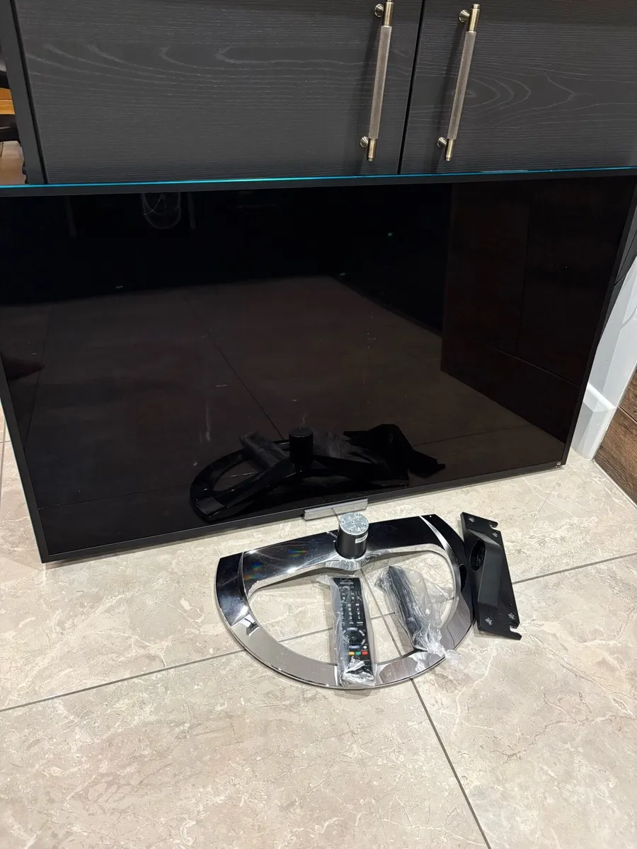 SONY Bravia 46 Inch TV with Chrome stand - Image 4