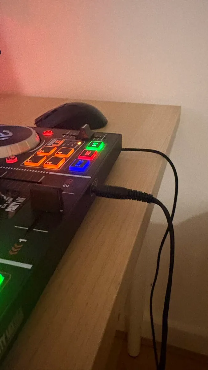 Numark Party Mix DJ Controller + Superlux HD572 He - Image 4