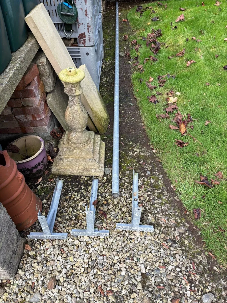 Tv Aerial pole and brackets - Image 1