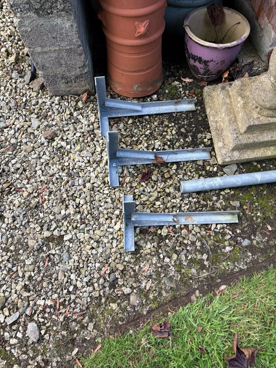 Tv Aerial pole and brackets - Image 2