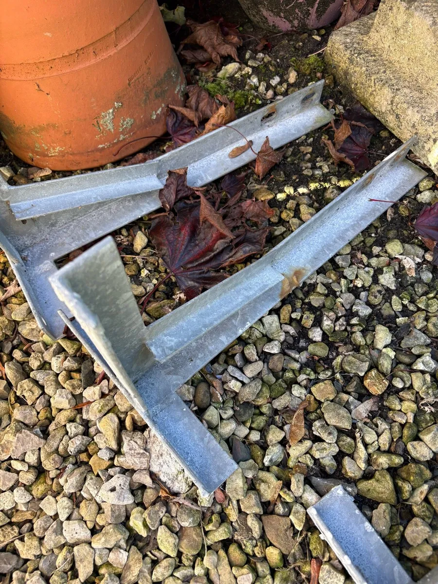 Tv Aerial pole and brackets - Image 3