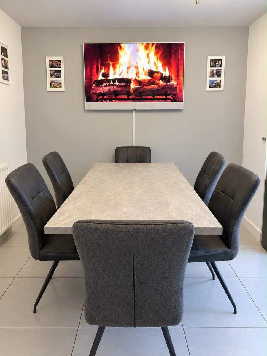 Table and 6 chairs - Image 1