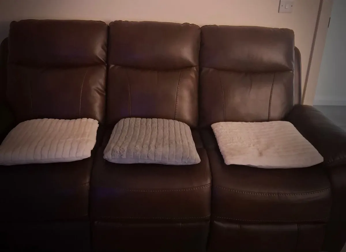 Leather Suite with Partial Manuel Recline - Image 2