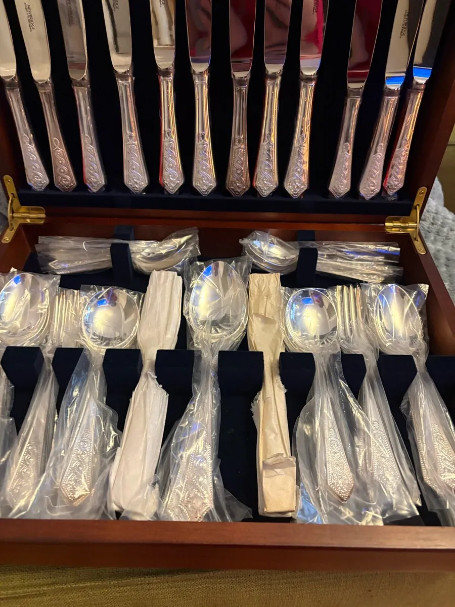 Newbridge Silverware 6 place cutlery set - Image 1