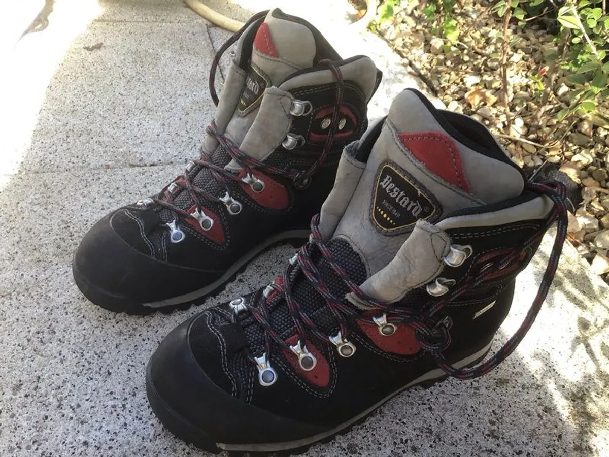 hiking boots - Image 2