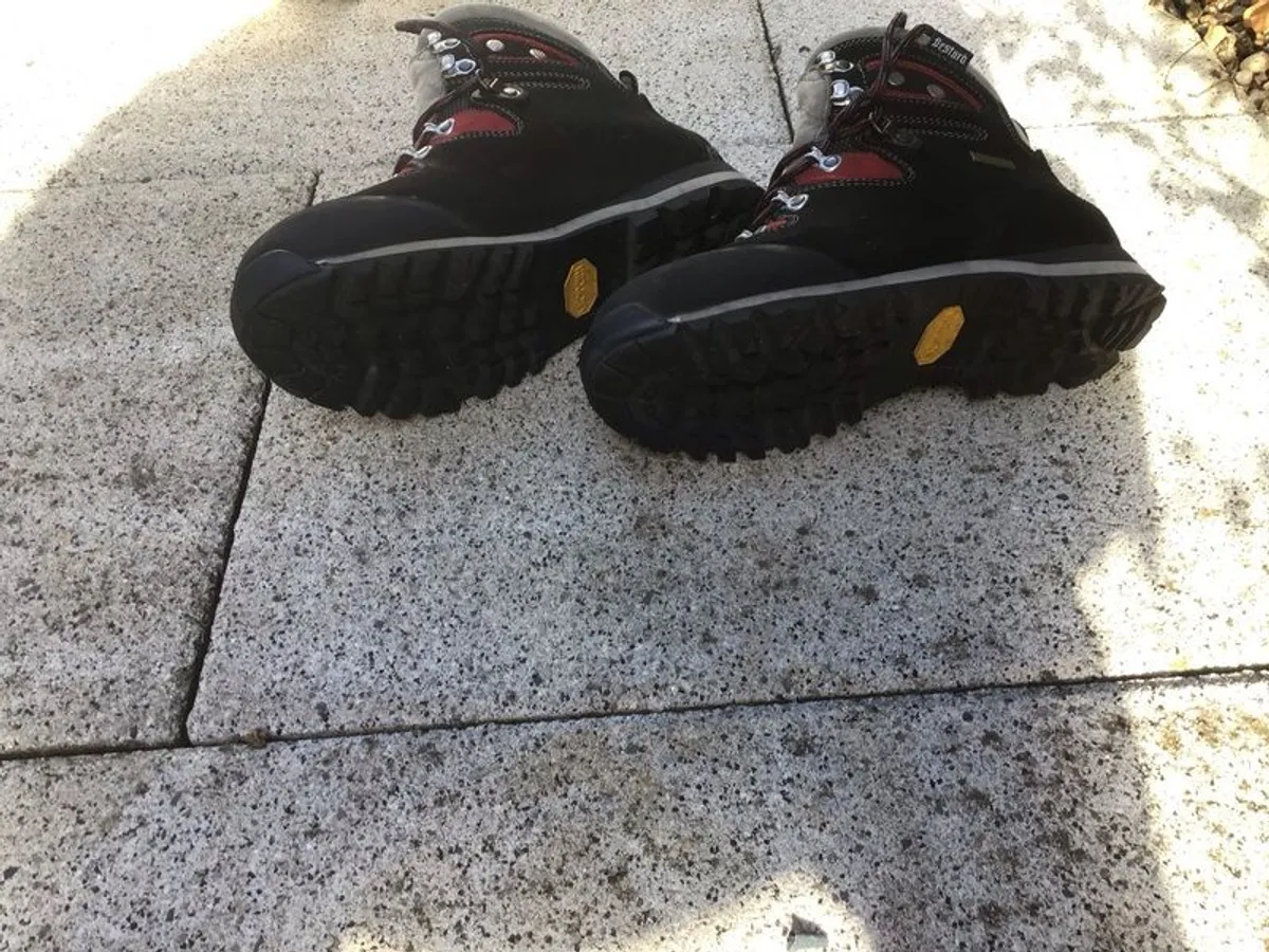 hiking boots - Image 1