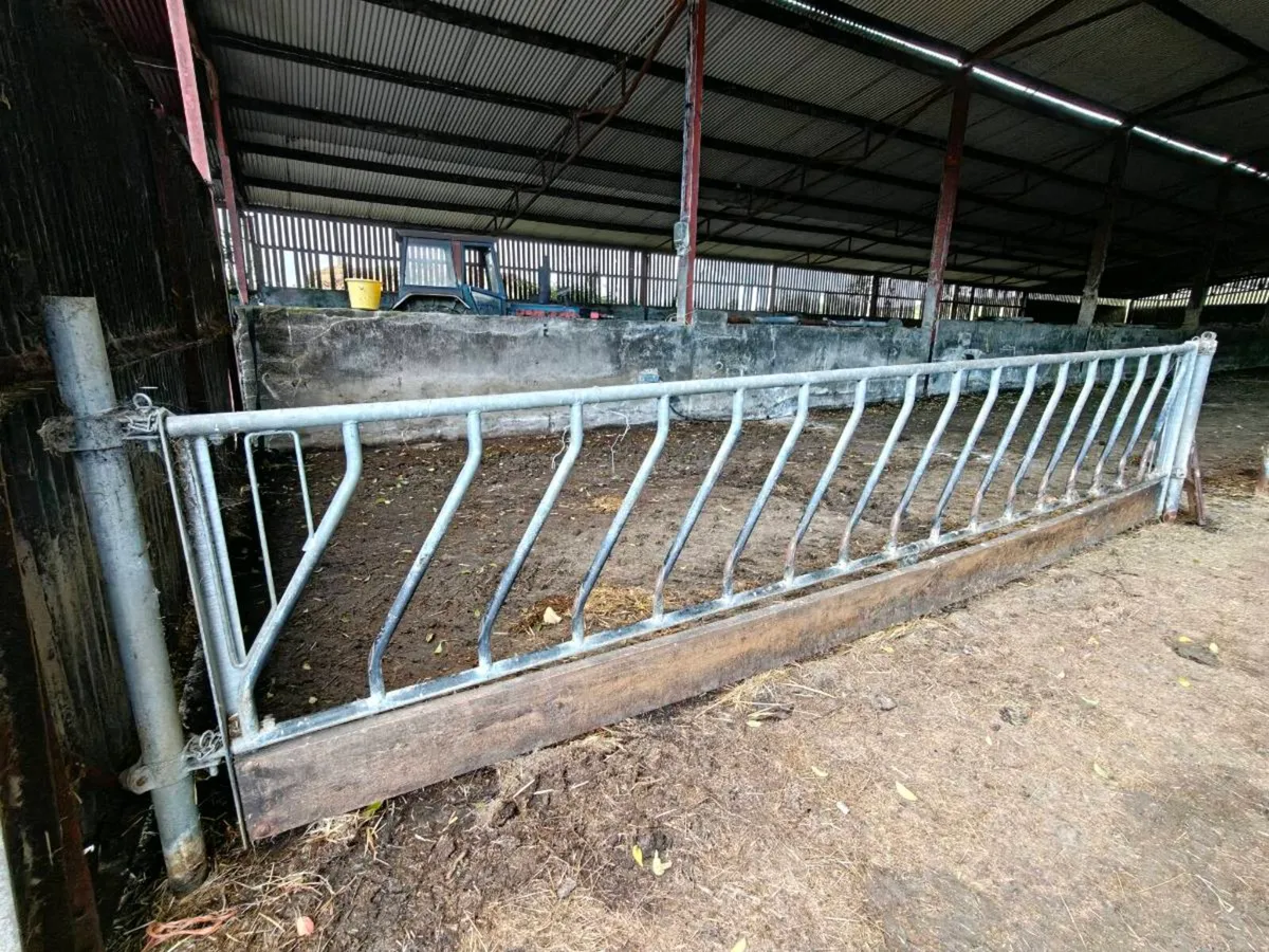 6x 15 ft 9 diagonal sheep barriers - Image 1